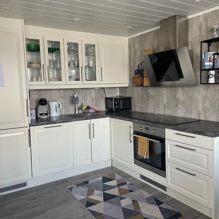 Luxurious Cabin By The Waterfront 莱克内斯 外观 照片
