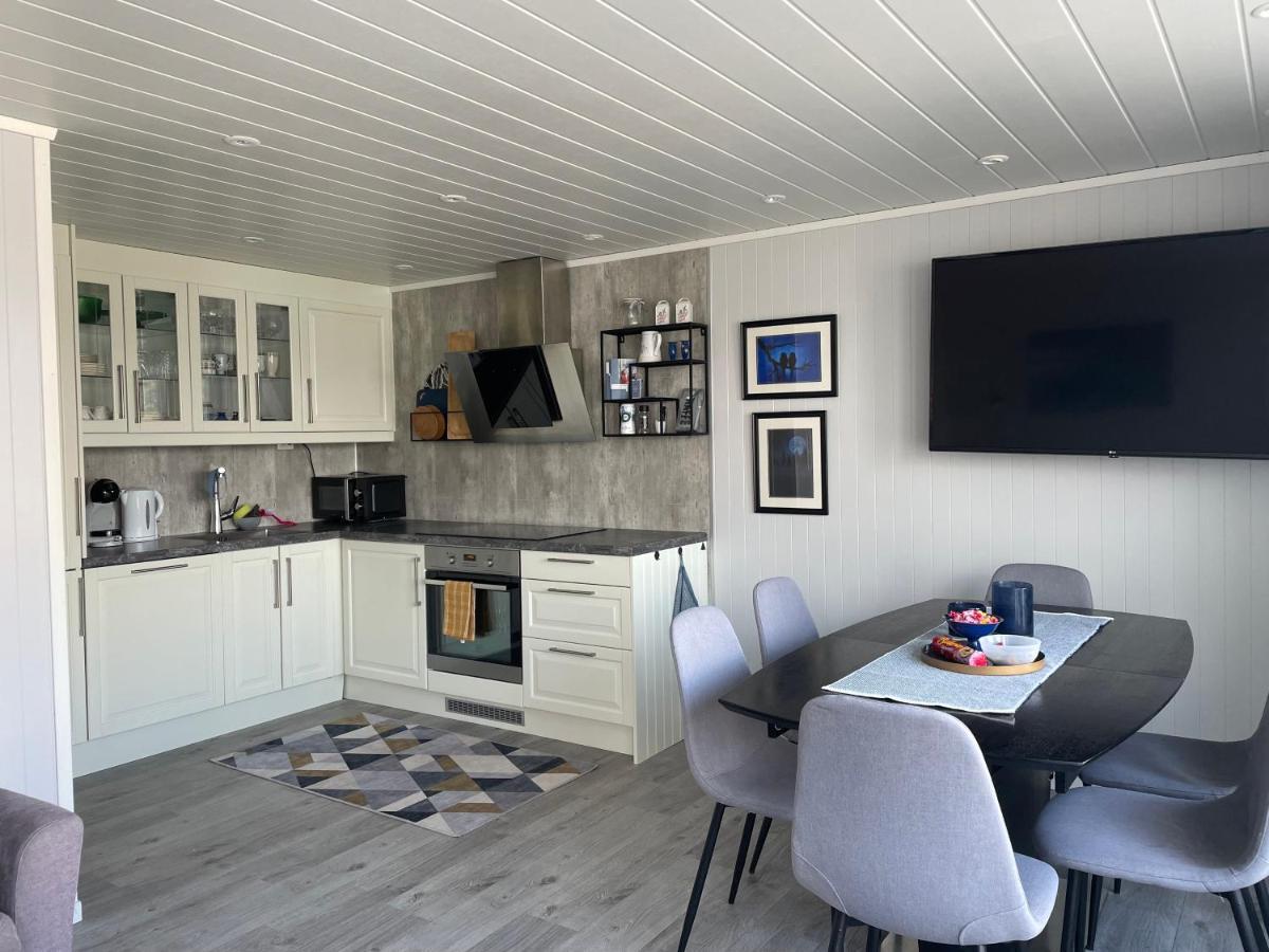 Luxurious Cabin By The Waterfront 莱克内斯 外观 照片